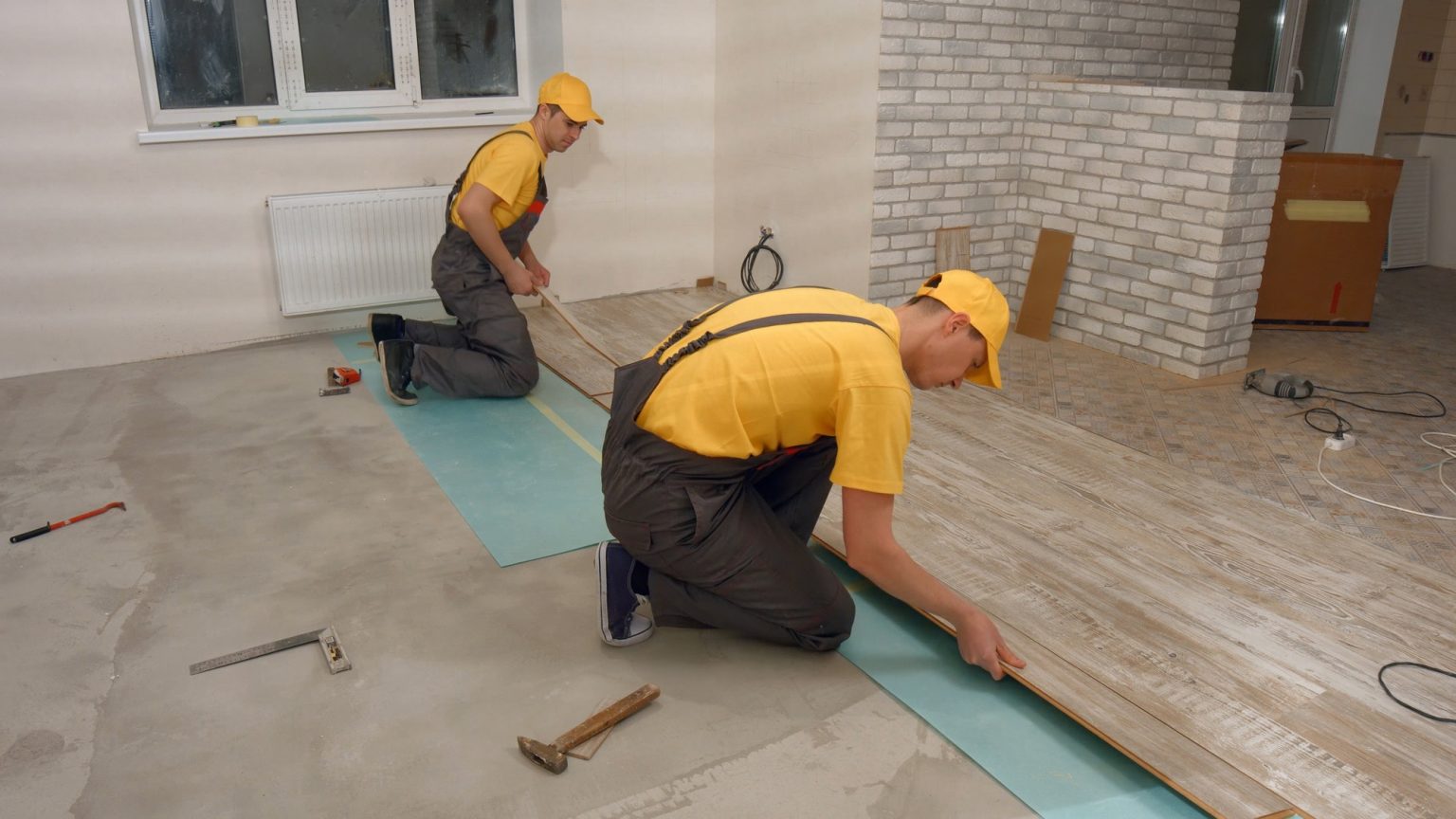 men-laying-laminate-flooring--1536x864